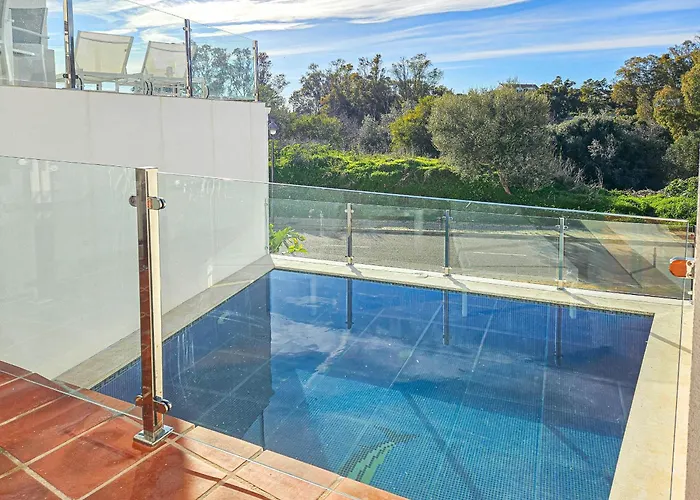 4 Bedroom House With Private Pool Near Cabopino 빌라 *