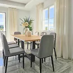 Villa 4 Bedroom House With Private Pool Near Cabopino Marbella
