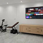 4 Bedroom House With Private Pool Near Cabopino 빌라 마르베야