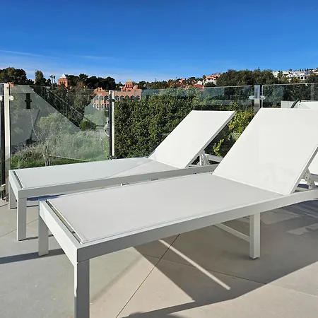 4 Bedroom House With Private Pool Near Cabopino 马尔韦利亚