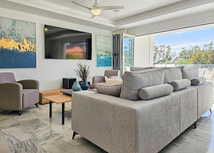 4 Bedroom House With Private Pool Near Cabopino 马尔韦利亚