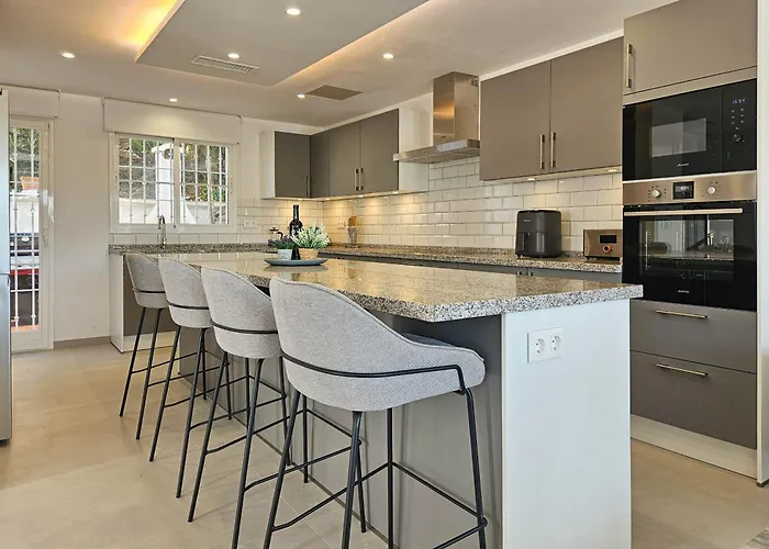 4 Bedroom House With Private Pool Near Cabopino Βίλα